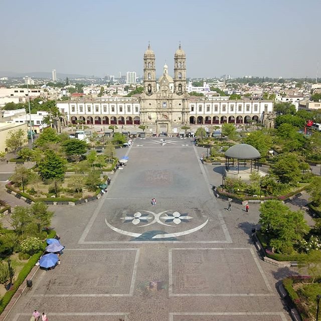 Plaza de las Americas y la Basílica de Nuestra Señora de Zapopan