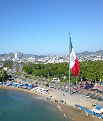 El asta bandera a un lado del parque papagayo