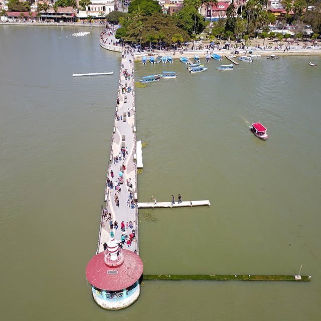 Faro en el malecón del lago de Chapala