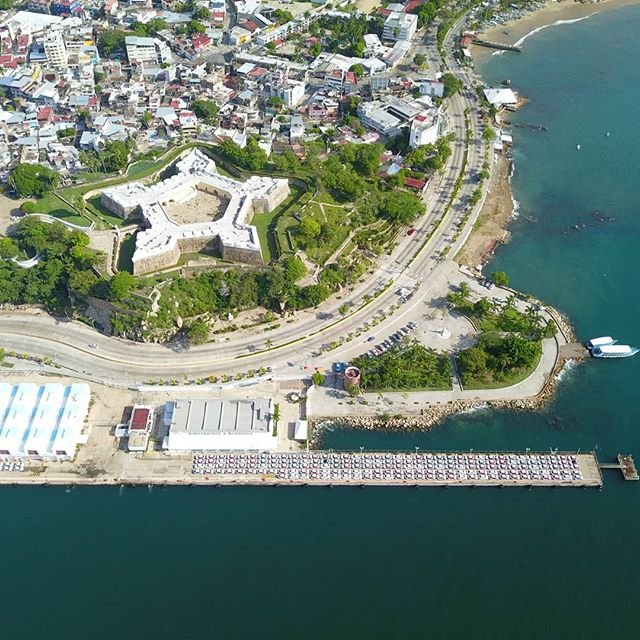 Parque de la Reina, el fuerte de San Diego y el muelle de Acapulco
