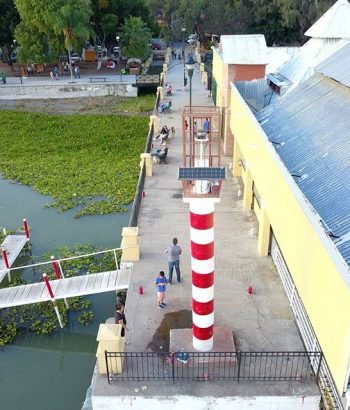 Faro en el malecón de Ajijic