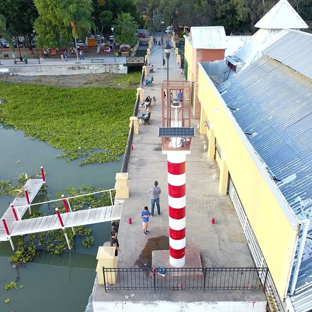 Faro en el malecón de Ajijic
