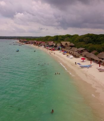 Playa blanca en Isla Baru, muy cerca de Cartagena
