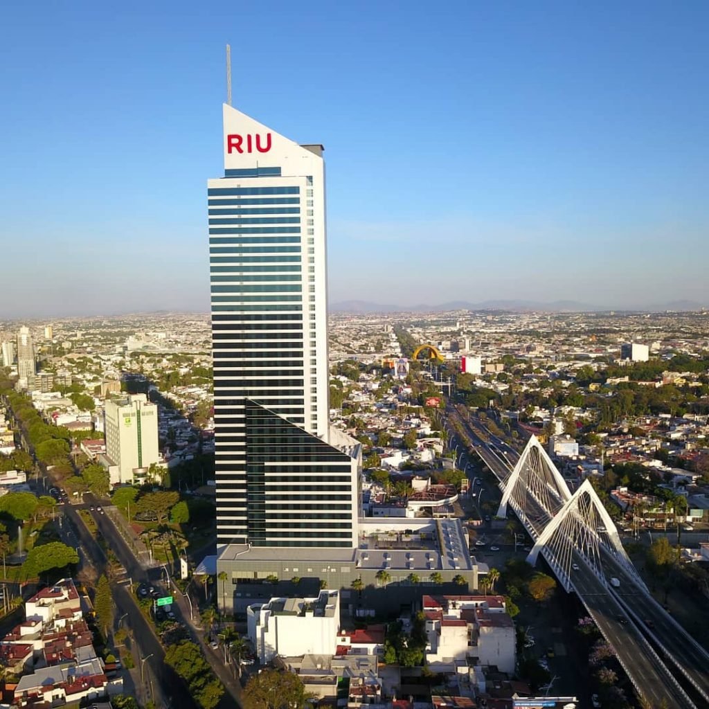 Una vista del hotel Riu y el puente Matute Remus en Guadalajara