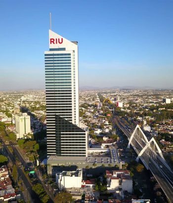 Una vista del hotel Riu y el puente Matute Remus en Guadalajara