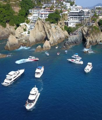 Algunos Yates viendo los tradicionales clavados en la Quebrada en el puerto de Acapulco
