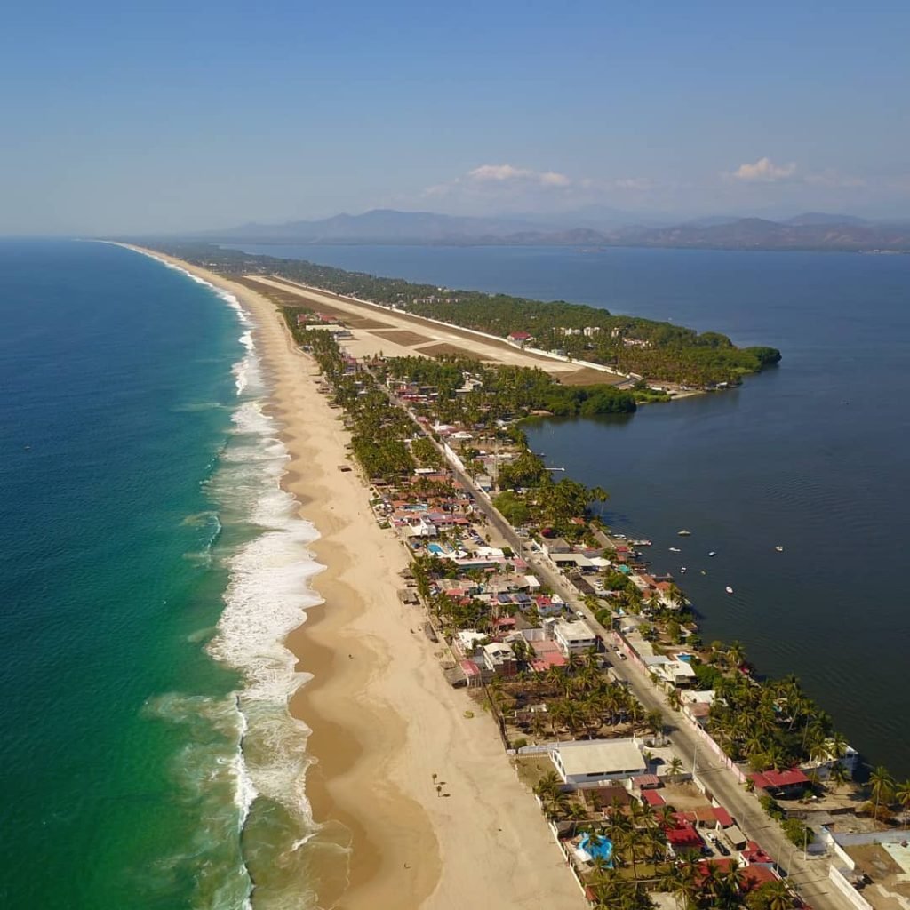 Pie de la cuesta, vista del mar, la laguna de coyuca y la pista de la base aérea