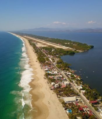 Vista aérea de Pie de la cuesta, se puede ver el mar, la laguna de Coyuca y la pista de la base aérea