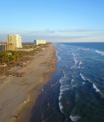 Vista aérea de la playa Bonfil en Acapulco