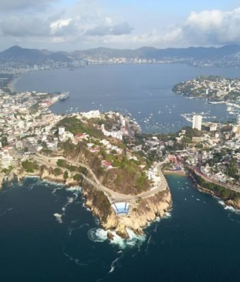 Toma area de Acapulco volando desde sinfonía del mar