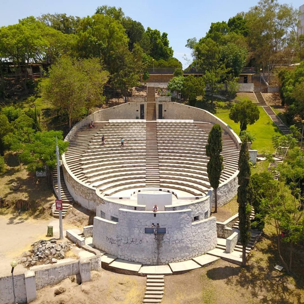 Vista aérea del auditorio en el parque mirador de Huentitán