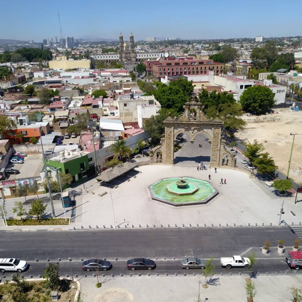 Centro de Zapopán, los arcos y la Basílica a lo lejos 