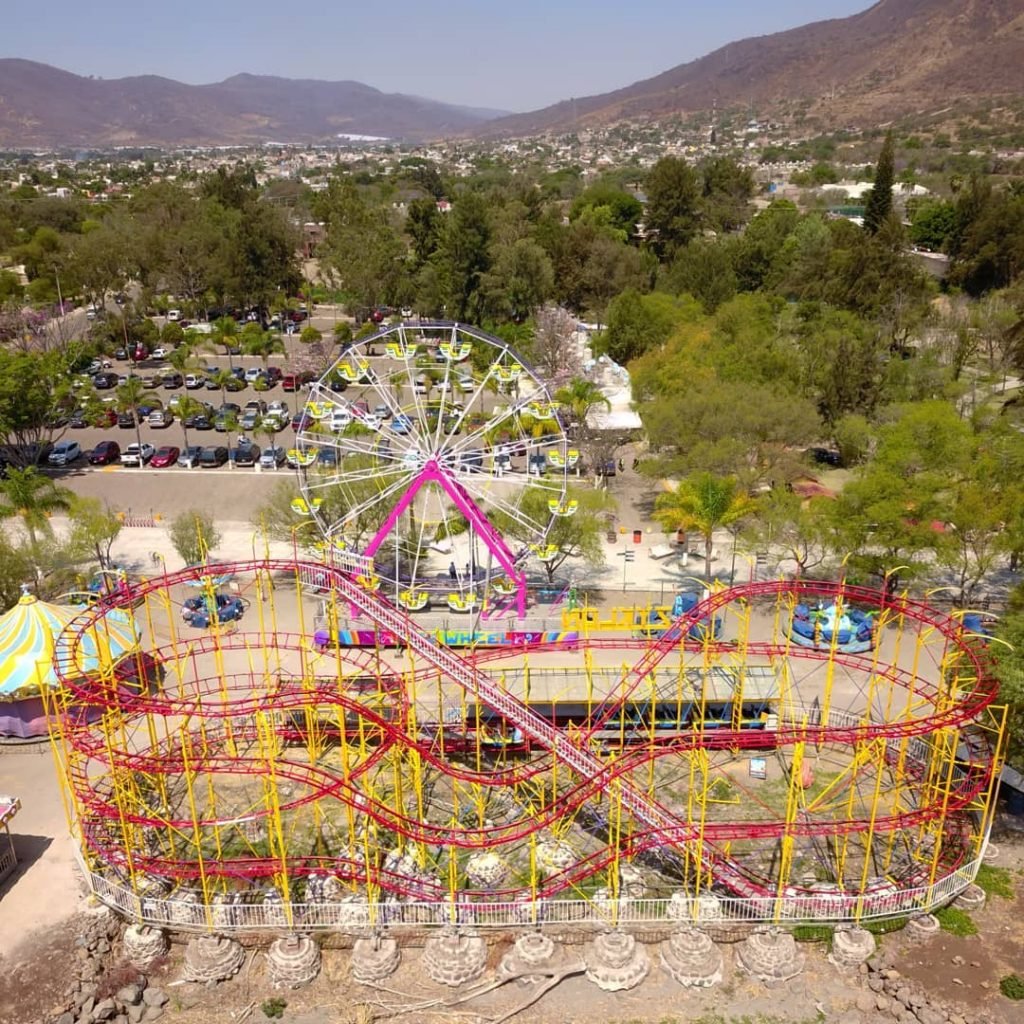 Vista aérea de unos juegos mecánicos en el malecón de Jocotepec