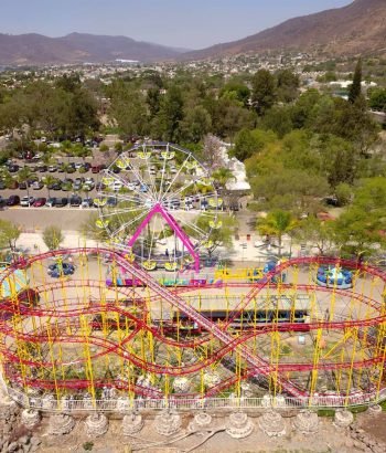 Vista aérea de unos juegos mecánicos en el malecón de Jocotepec