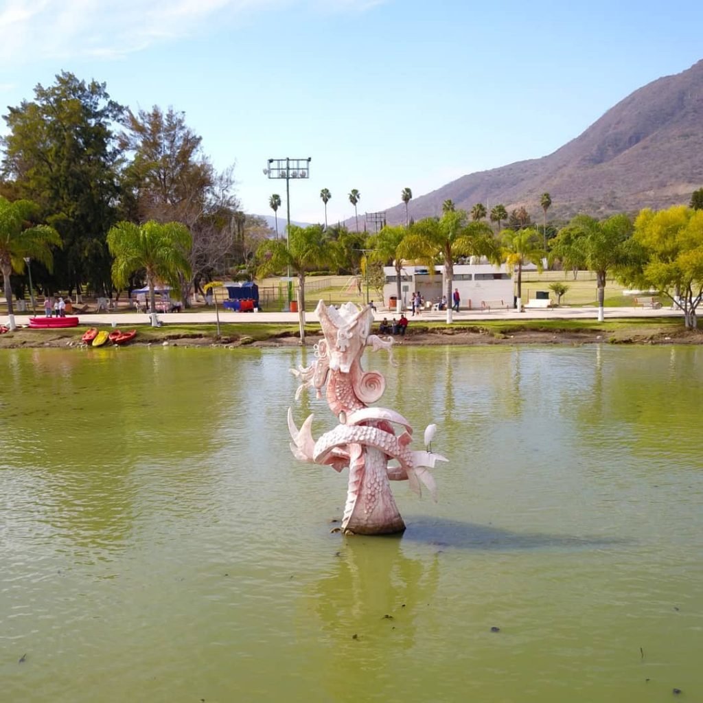 Fuente de la estatua de Quetzalcoatl en el malecón de Jocotepec 