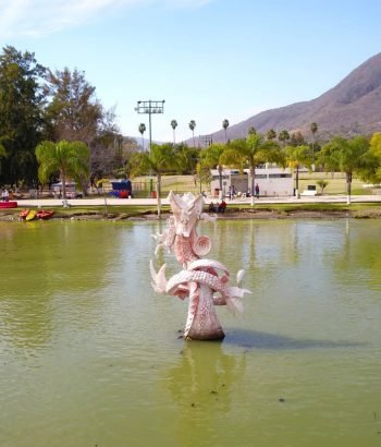 Fuente de la estatua de Quetzalcoatl en el malecón de Jocotepec