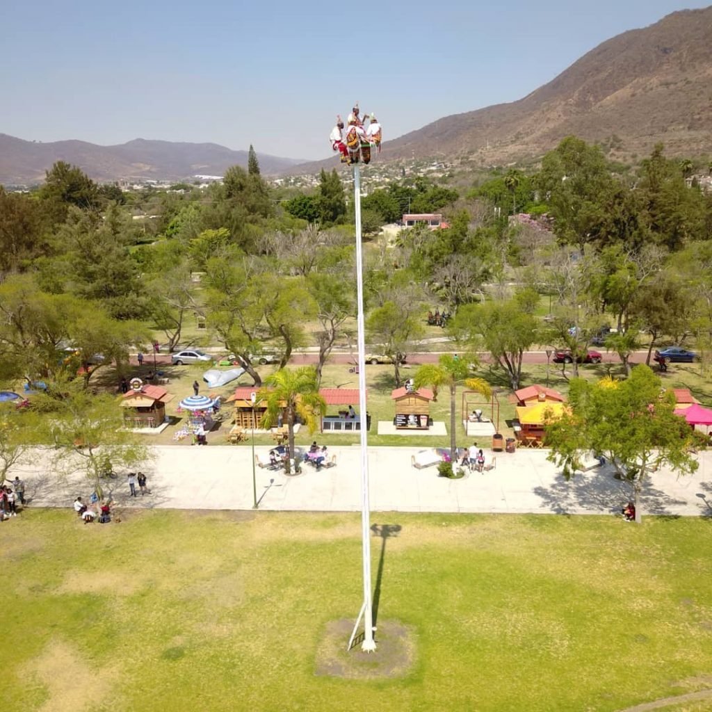 Vista aérea del malecón de Jocotepec en la cual se pueden ver a los voladores de Papantla preparandose para su iniciar su danza