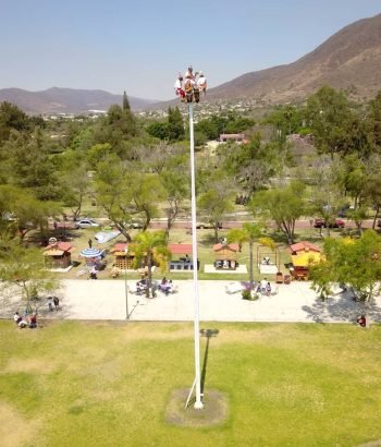 Vista aérea del malecón de Jocotepec en la cual se pueden ver a los voladores de Papantla preparandose para su iniciar su danza