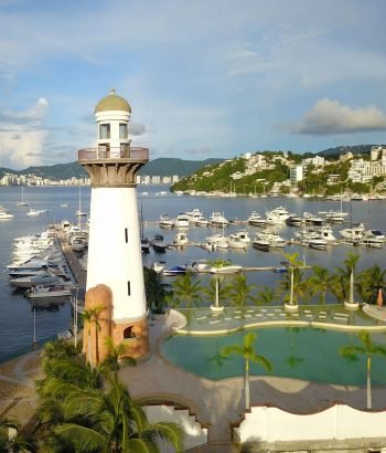 Faro ubicado en la Marina Acapulco