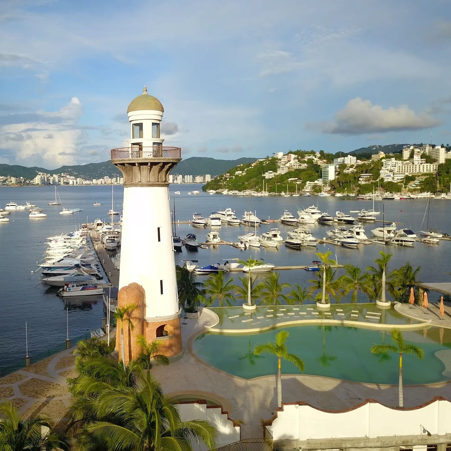 Faro ubicado en la Marina Acapulco