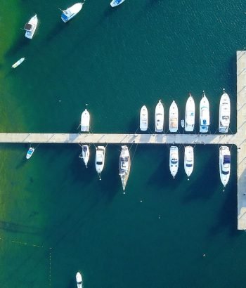 Vista aérea de un pequeño muelle en Acapulco