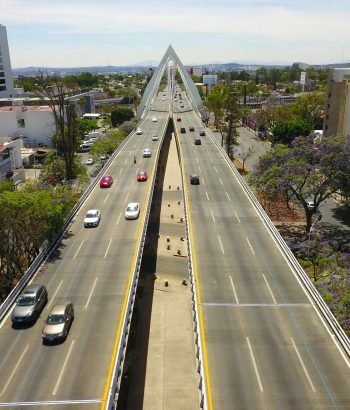 Calzada Lázaro Cárdenas y el puente Matute Remus