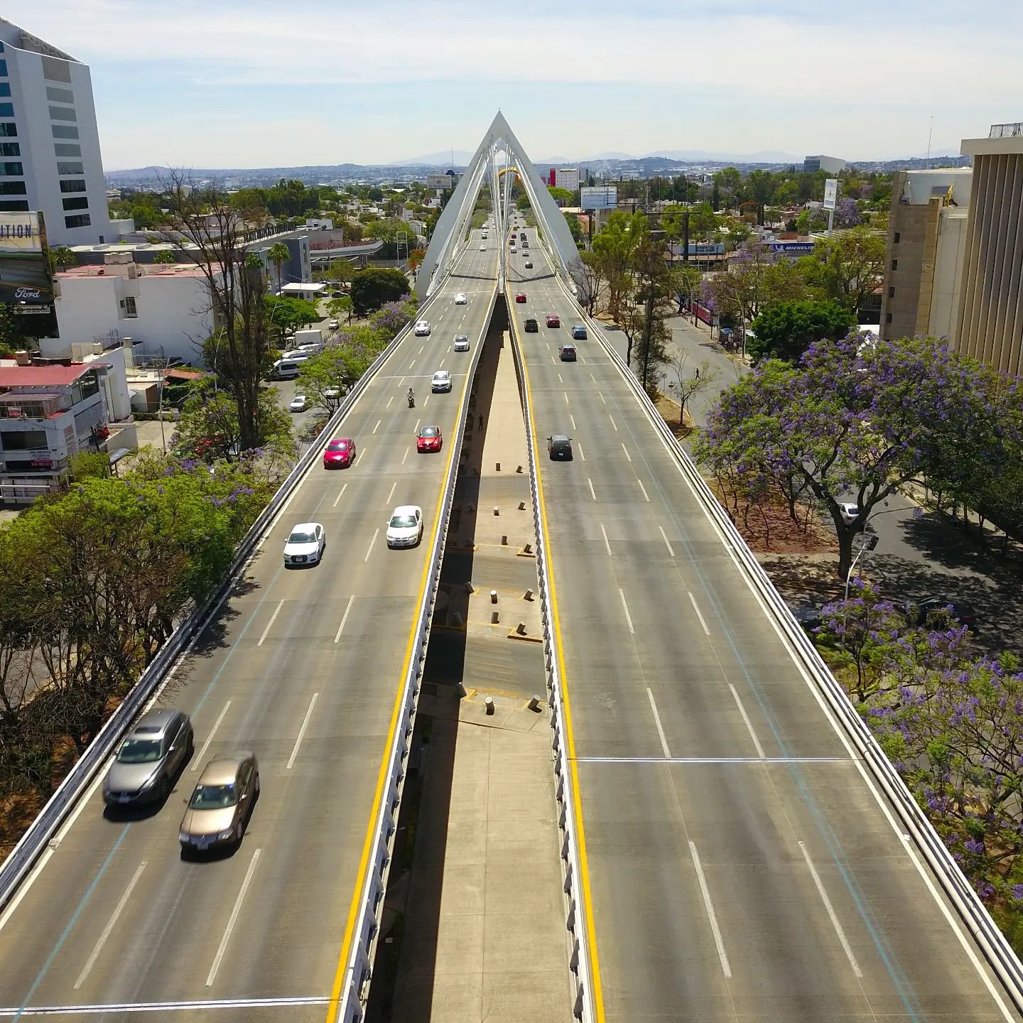 Calzada Lázaro Cárdenas y el puente Matute Remus