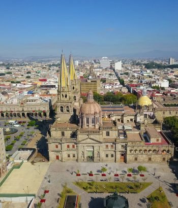 Vista lateral de la catedral de Guadalajara