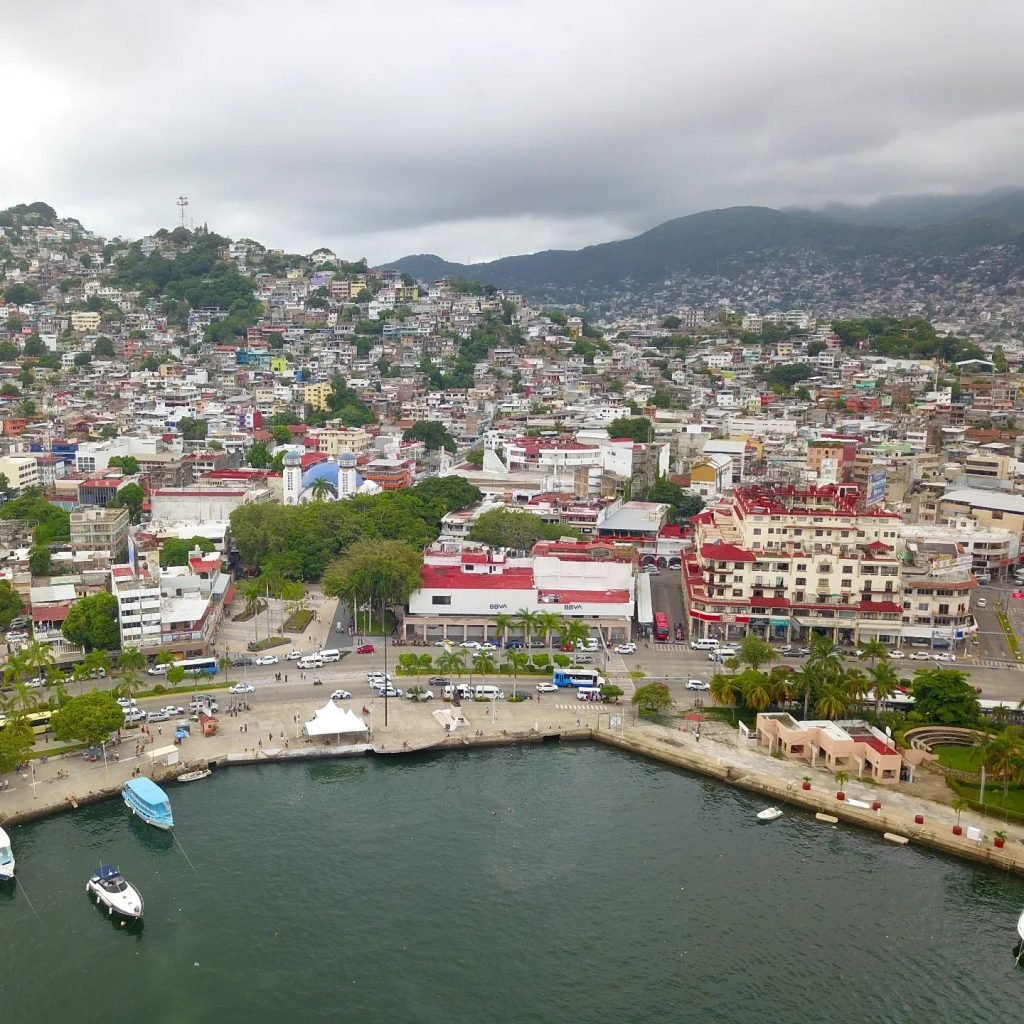 Vista aérea del centro de Acapulco visto desde el malecón del puerto