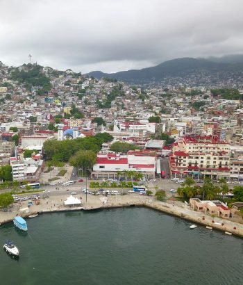 Vista aérea del centro de Acapulco visto desde el malecón del puerto