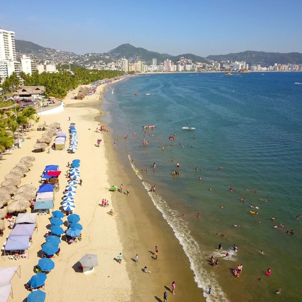 Volando sobre la playa Hornos en el puerto de Acapulco