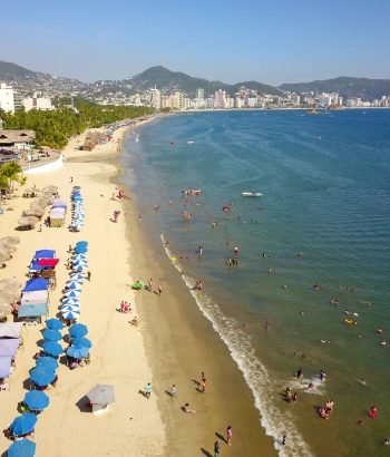 Volando sobre la playa Hornos en el puerto de Acapulco