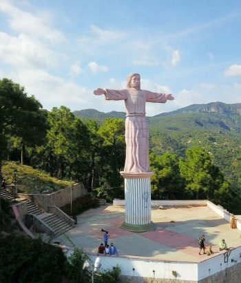 Volando desde el mirador de Taxco en donde se puede ver el monumento a Cristo