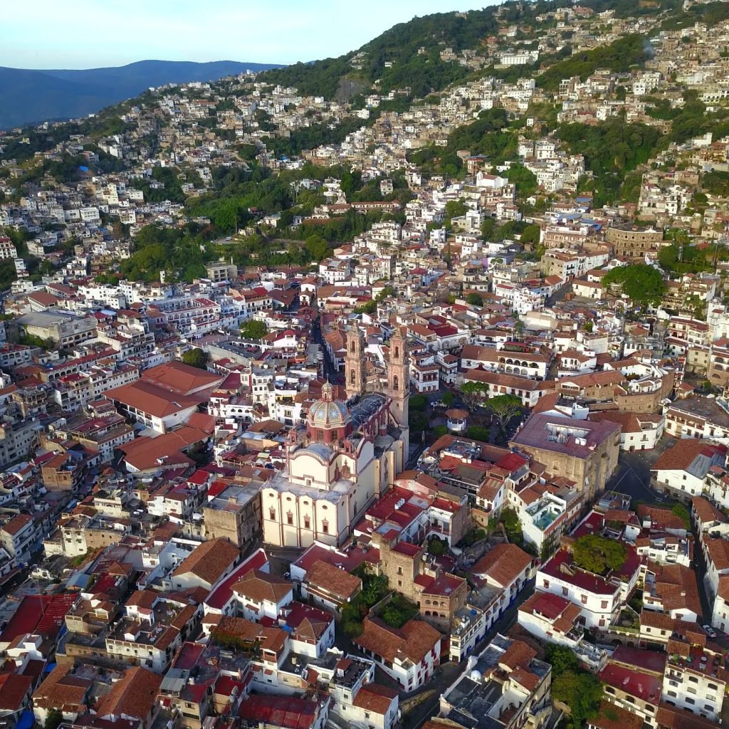 Vista aérea del centro de Taxco, se puede ver la iglesia de santa Prisca