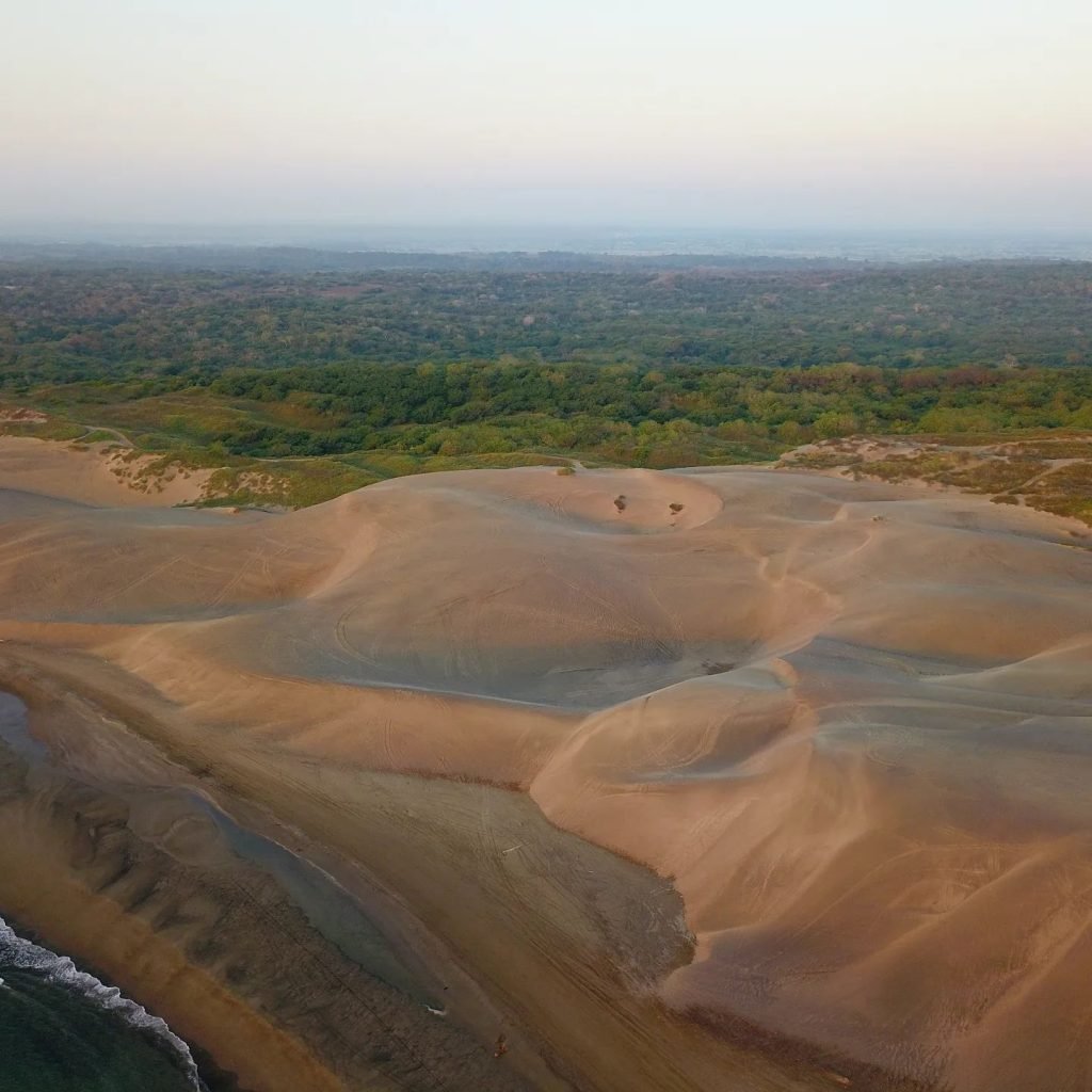 Volando sobre las dunas de Chachalacas en Veracruz