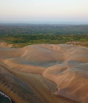 Volando sobre las dunas de Chachalacas en Veracruz