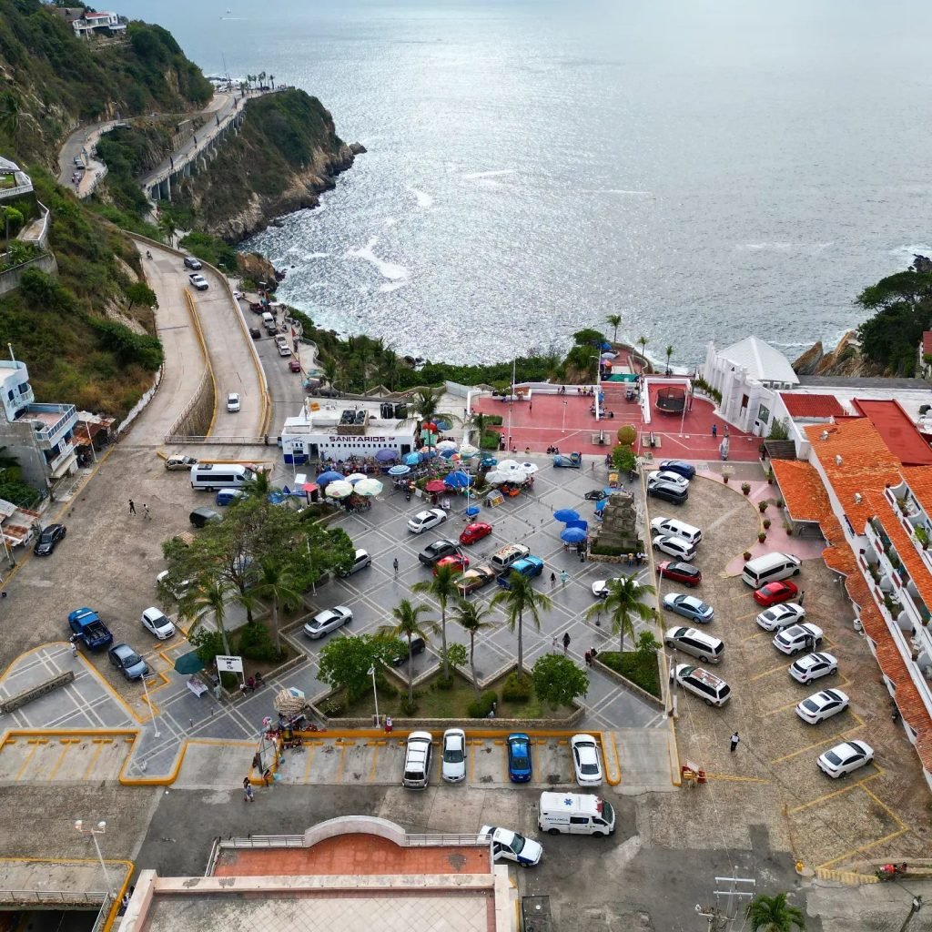 Estacionamiento del hotel el mirador, entrada a la Quebrada de Acapulco