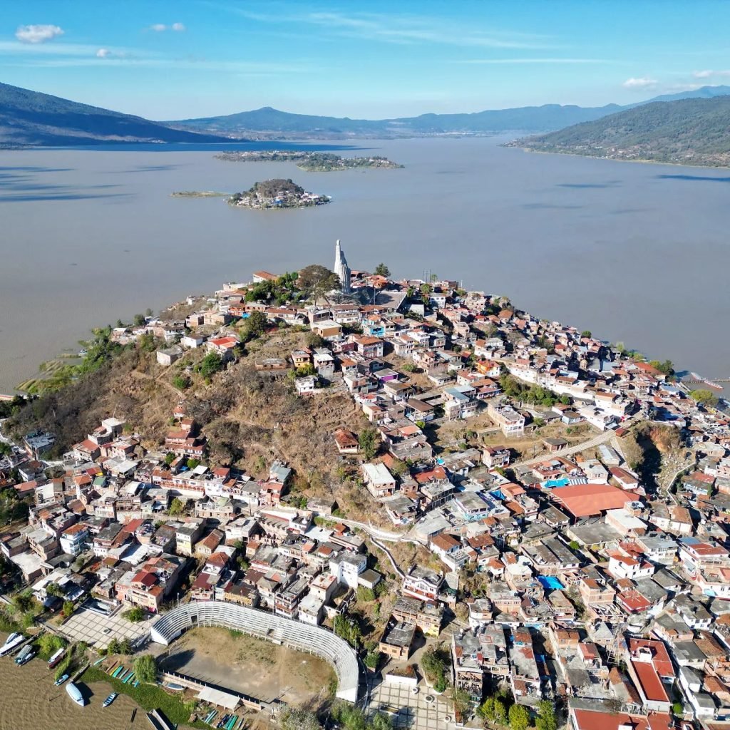 Isla Janitzio, volando sobre el lago de Pátzcuaro