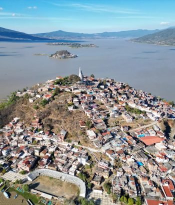 Isla Janitzio, volando sobre el lago de Pátzcuaro