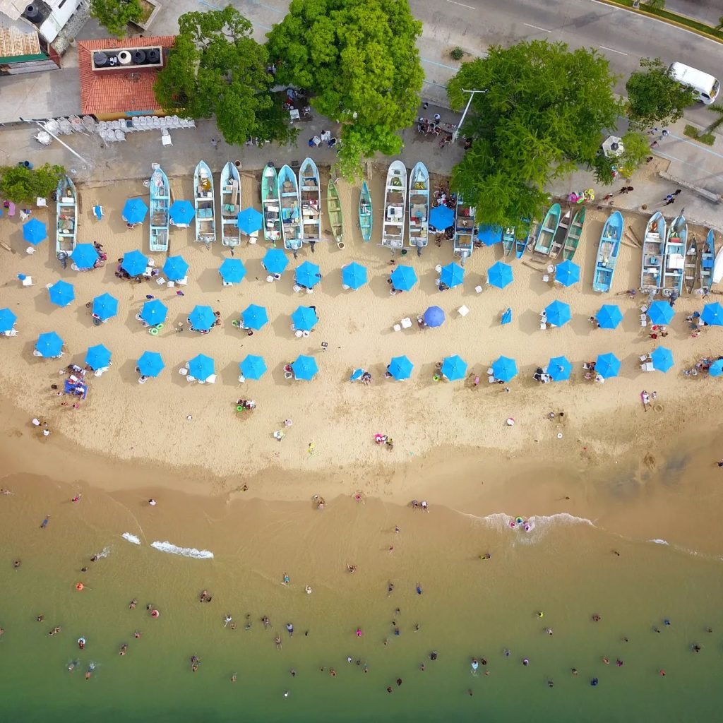 Vista cenital de la playa Tlacopanocha en el centro de Acapulco