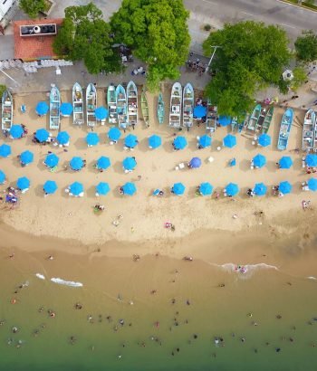 Vista cenital de la playa Tlacopanocha en el centro de Acapulco