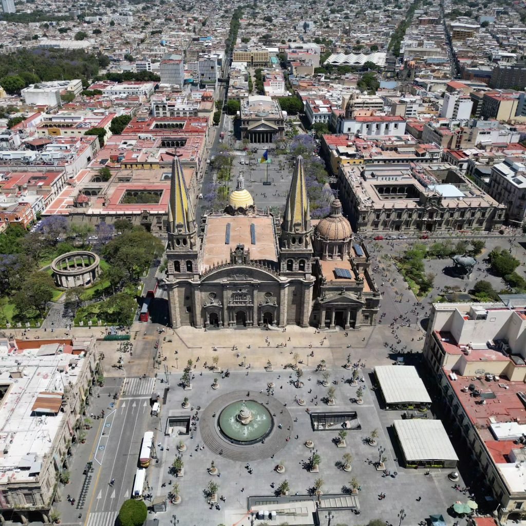 Vista aérea de la plaza tapatía, en donde se puede ver la plaza de armas, la Rotonda de los jalisences ilustres y la catedral de Guadalajara
