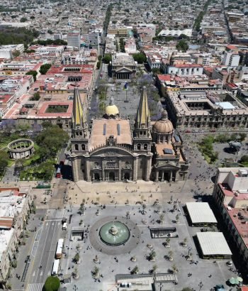 Vista aérea de la plaza tapatía, en donde se puede ver la plaza de armas, la Rotonda de los jalisences ilustres y la catedral de Guadalajara