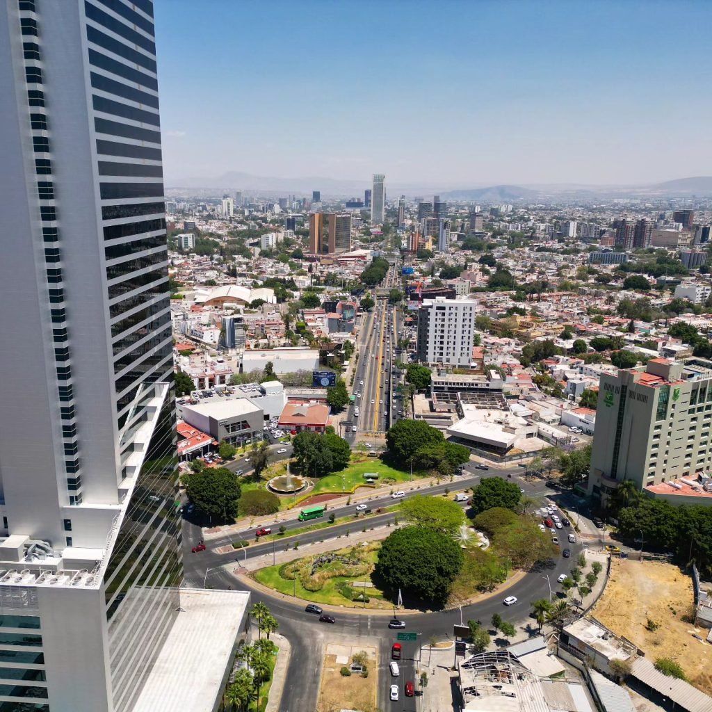 La glorieta de los caballos y parte del hotel Riu en Guadalajara
