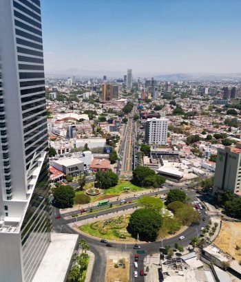 La glorieta de los caballos y parte del hotel Riu en Guadalajara