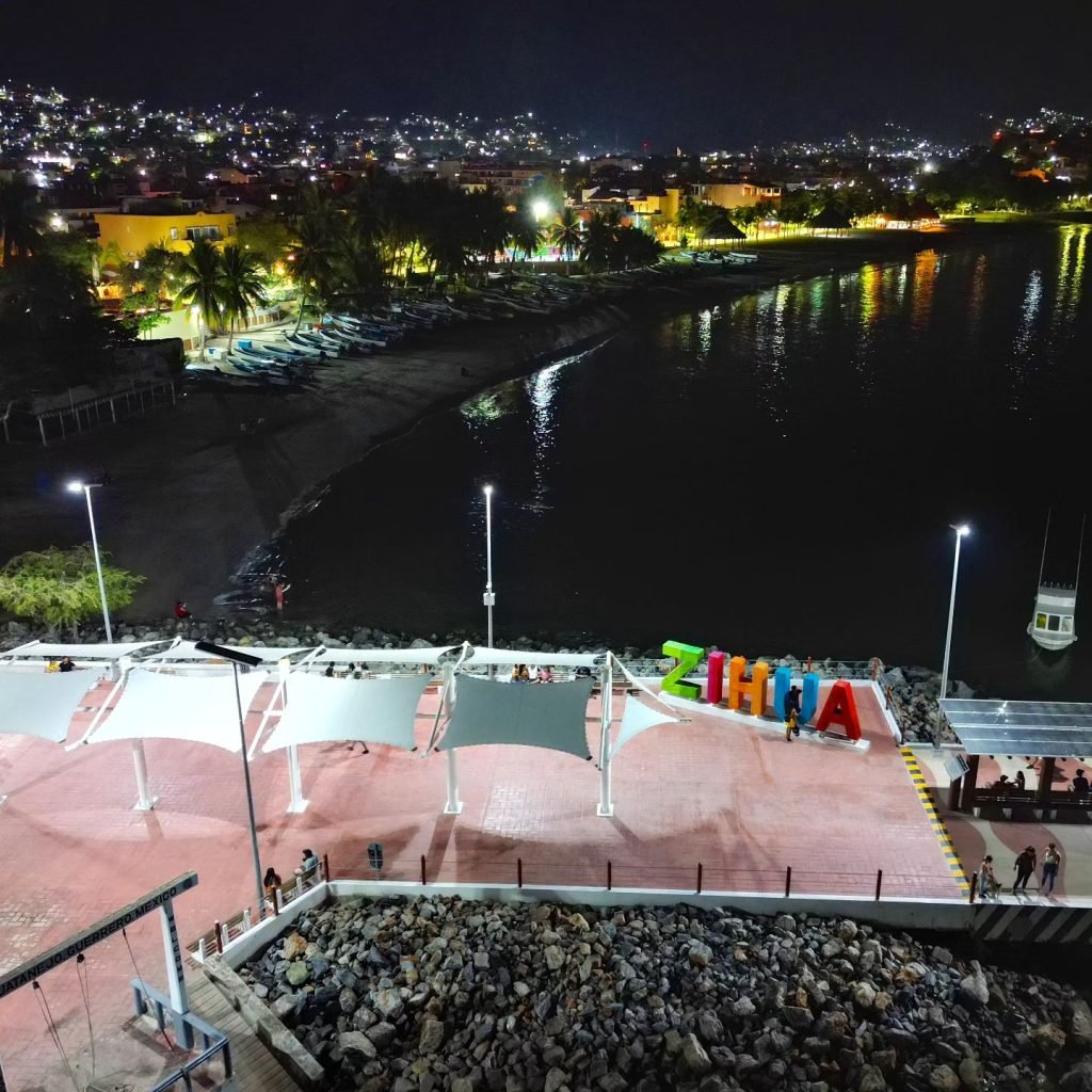 Malecón de Zihuatanejo en la noche