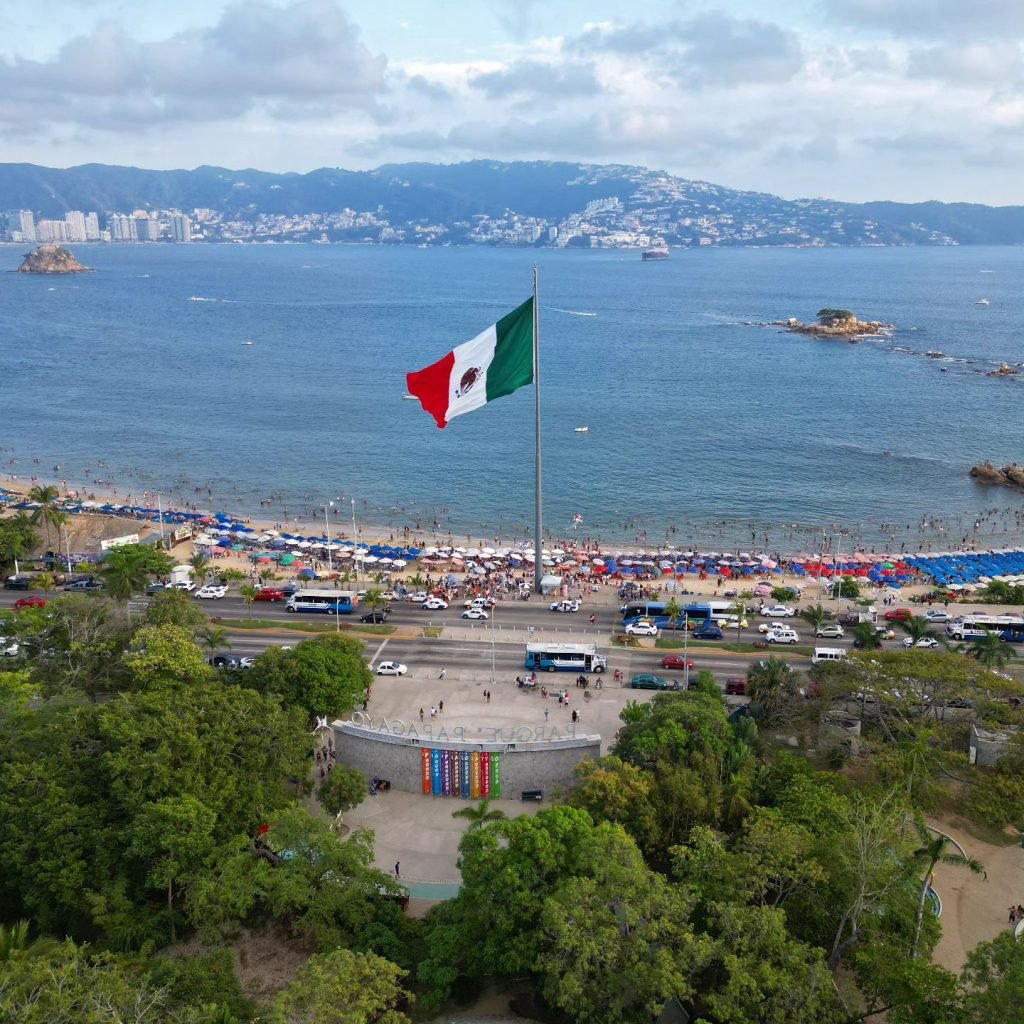 El Asta Bandera de Acapulco tomada sobre el Parque Papagayo
