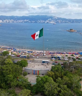 El Asta Bandera de Acapulco tomada sobre el Parque Papagayo