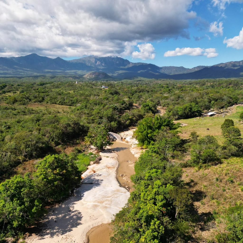 Vista aerea del rio la Sabana en medio de las montalas