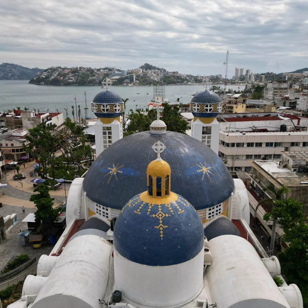 Cúpulas azules de la catedral destacan en el paisaje urbano